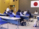 写真：広報活動の様子（青森県立三本木高等学校付属中学校２年生）