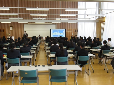 【三根中学校での講義の様子】