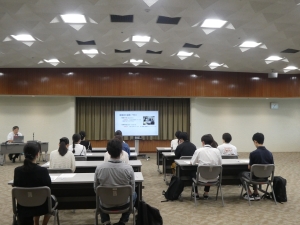 名古屋大学法学部中野ゼミ　業務説明の様子