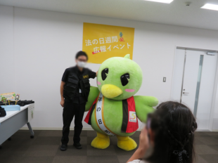 サイバンインコとイベント参加者が記念撮影をする様子