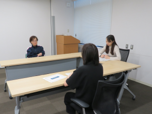 模擬取調べを行う様子