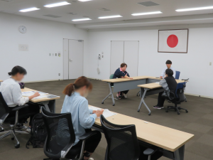 模擬取調べを行う学生と、その様子を見学する学生の様子