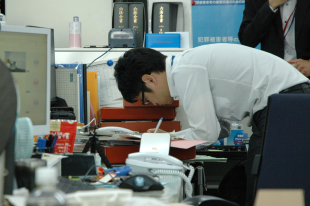 自分のデスクで作業をする様子