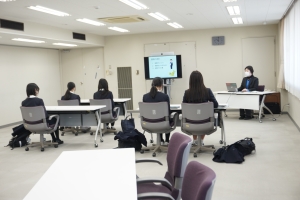 業務説明の様子（南山中学校女子部）