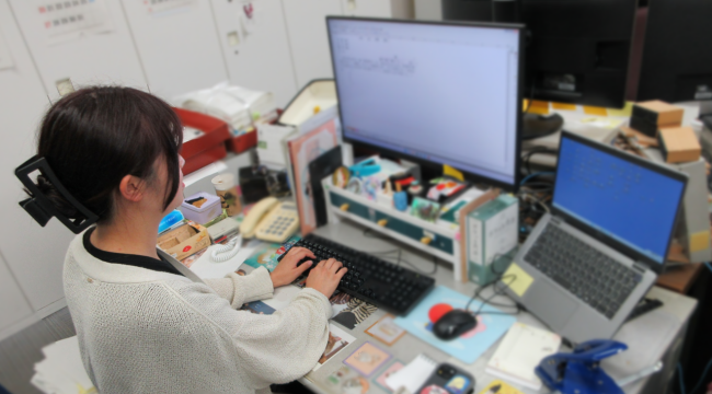 T事務官がデスクで作業する様子