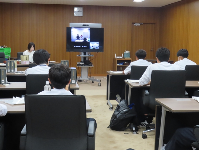 体験プログラムの様子（模擬取調べDVDの視聴）