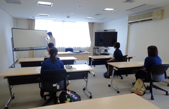 【検察官による公判手続（裁判）の流れ等についての説明の様子】