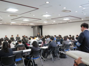 参加者の高校生たちが業務説明を聞いている様子